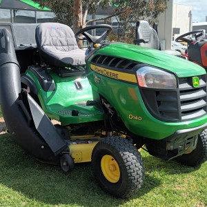 John Deere D140 Ride-On Mower w/Catcher (Drysdale)